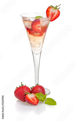 Photo: Aperitif mit Erdbeeren und Minze in einer Sektflöte Aperitif mit Erdbeeren und Minze in einer Sektflöte