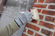 homme hydrofugeant façade poreuse