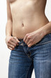 ventr de femme torse nu en jean et braguette ouverte
