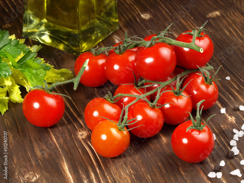 Photo: Kirschtomaten mit grobem Salz Kirschtomaten mit grobem Salz