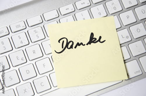 Photo: Post It mit Aufschrift Danke auf Tastatur Post It mit Aufschrift Danke auf Tastatur