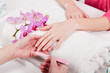 Professionelle Nageldesignerin bei einer Maniküre mit weibliche