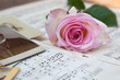 nostalgisches Bild mit Rose und Musiknoten