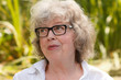 Alte Frau ist zufrieden