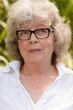 Alte Frau denkt nach