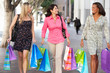 Foto: Group Of Women Carrying Shopping Bags On City Street Group Of Women Carrying Shopping Bags On City Street
