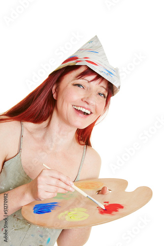 Photo: Frau mit Mischpalette, Pinel und Papierhut Frau mit Mischpalette, Pinel und Papierhut