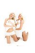 junge blonde frauen mit kissen