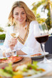Foto: Woman Enjoying Meal In Outdoor Restaurant Woman Enjoying Meal In Outdoor Restaurant