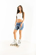 attraktive brünette frau mit rollerskates