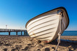 Ein Fischerboot am Strand der Ostsee.