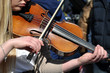 Eine Solistin mit Violine