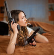 frau mit Waffe