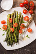 Grüner Spargel angebraten an Olivenöl mit Kräutertomaten