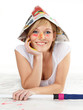 Foto: Pretty woman with paint roller renovating her appartment Pretty woman with paint roller renovating her appartment