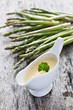 Sauce Hollandaise und grüner Spargel