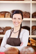 Foto: bäckereiverkäuferin mit verschränkten armen bäckereiverkäuferin mit verschränkten armen