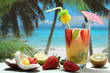 cocktail o succo di frutta in bicchiere sulla spiaggia