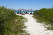 Strandweg zum Meer mit Strand und Sonnenschirmen