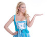 Blondine macht Werbung für das Oktoberfest im Dirndl