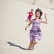 Foto: enfants courant sur la plage enfants courant sur la plage