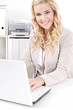 Hübsches blondes Mädchen im Büro