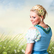 attraktive blonde Frau im Dirndl