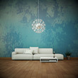 Sofa vor bunter Wand