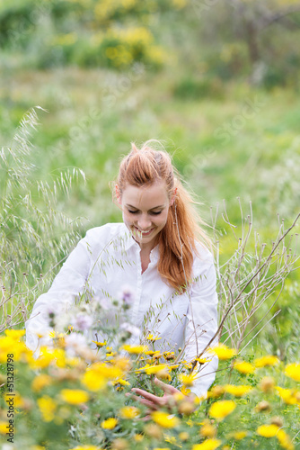 Photo: lachende frau in der natur lachende frau in der natur