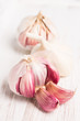 Knoblauch (Allium sativum) Knollen und einzelne Zehen