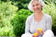 Aktive Seniorin. Gymnastik im sommerlichen Garten