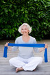 Seniorin beim Workout mit Gymnastikband