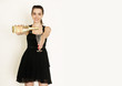 junge Frau mit Glas und Flasche