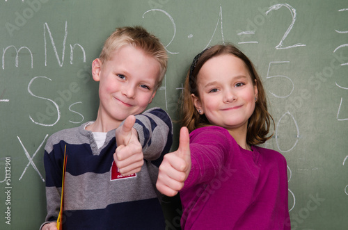 Photo: schüler zeigen daumen hoch schüler zeigen daumen hoch