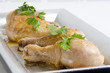 gegrillte Hühnerschenkel auf einer großen Platte mit Petersili