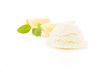 zitronen eiscreme mit zitronen und melisse im hintergrund