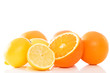 zitronen und orangen vor weissem hintergrund