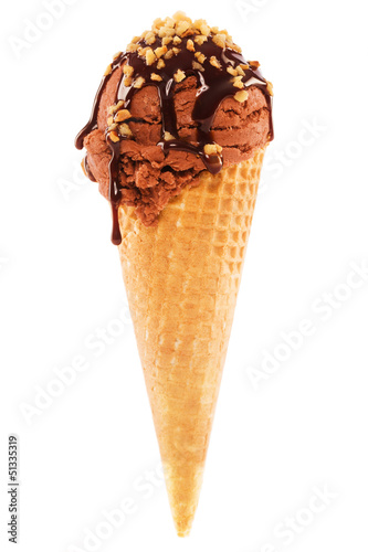 Photo: schokoladen eiscreme mit schokosauce und krokant in eiswaffel schokoladen eiscreme mit schokosauce und krokant in eiswaffel