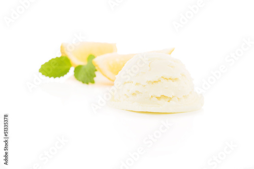Photo: zitronen eiscreme mit zitronen und melisse im hintergrund zitronen eiscreme mit zitronen und melisse im hintergrund