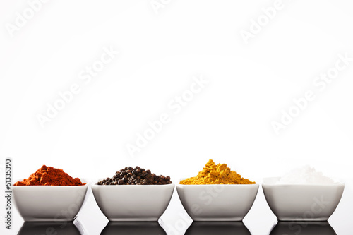 Photo: reihe kleiner schälchen mit paprika pfeffer curry und salz reihe kleiner schälchen mit paprika pfeffer curry und salz