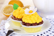 Foto: Beautiful lemon cupcakes on dining table close-up Beautiful lemon cupcakes on dining table close-up
