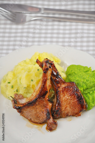 Photo: Lammkotelett mit Erbsenbrei und Kartoffeln Lammkotelett mit Erbsenbrei und Kartoffeln