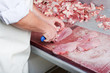 metzger schneidet fleisch
