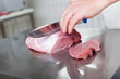 metzger schneidet fleisch