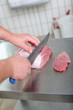 metzger schneidet fleisch