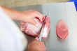 metzger schneidet fleisch