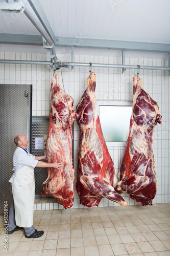 Photo: rinderhälften im kühlhaus rinderhälften im kühlhaus