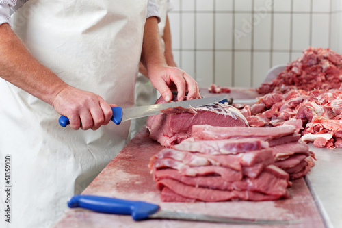 Photo: metzger schneidet fleisch metzger schneidet fleisch