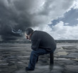 Depressiver junger Mann der eine Zigarette raucht