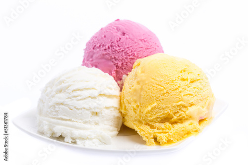 Photo: Drei bunte Kugeln Eis auf weißem Teller Drei bunte Kugeln Eis auf weißem Teller